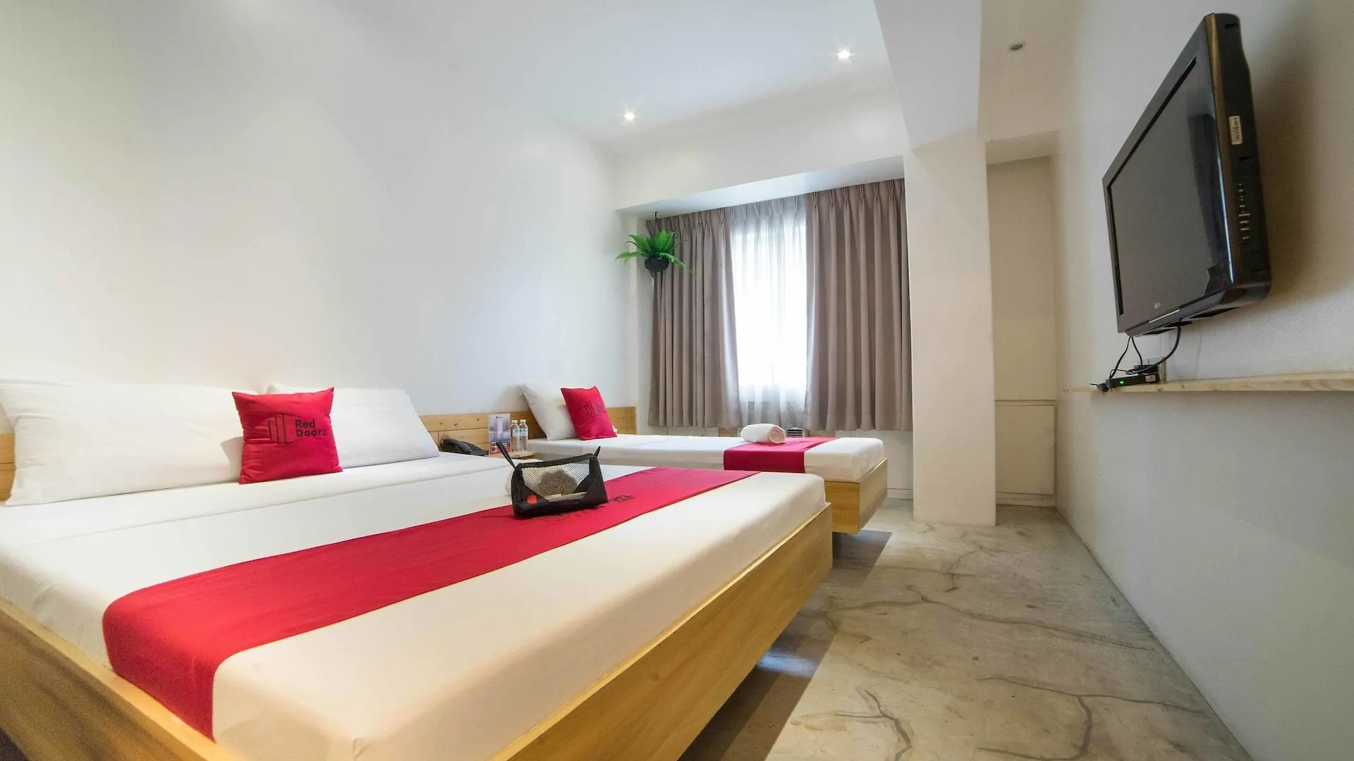*** Hotel Reddoorz Plus @ Boni Avenue Mandaluyong Philippines