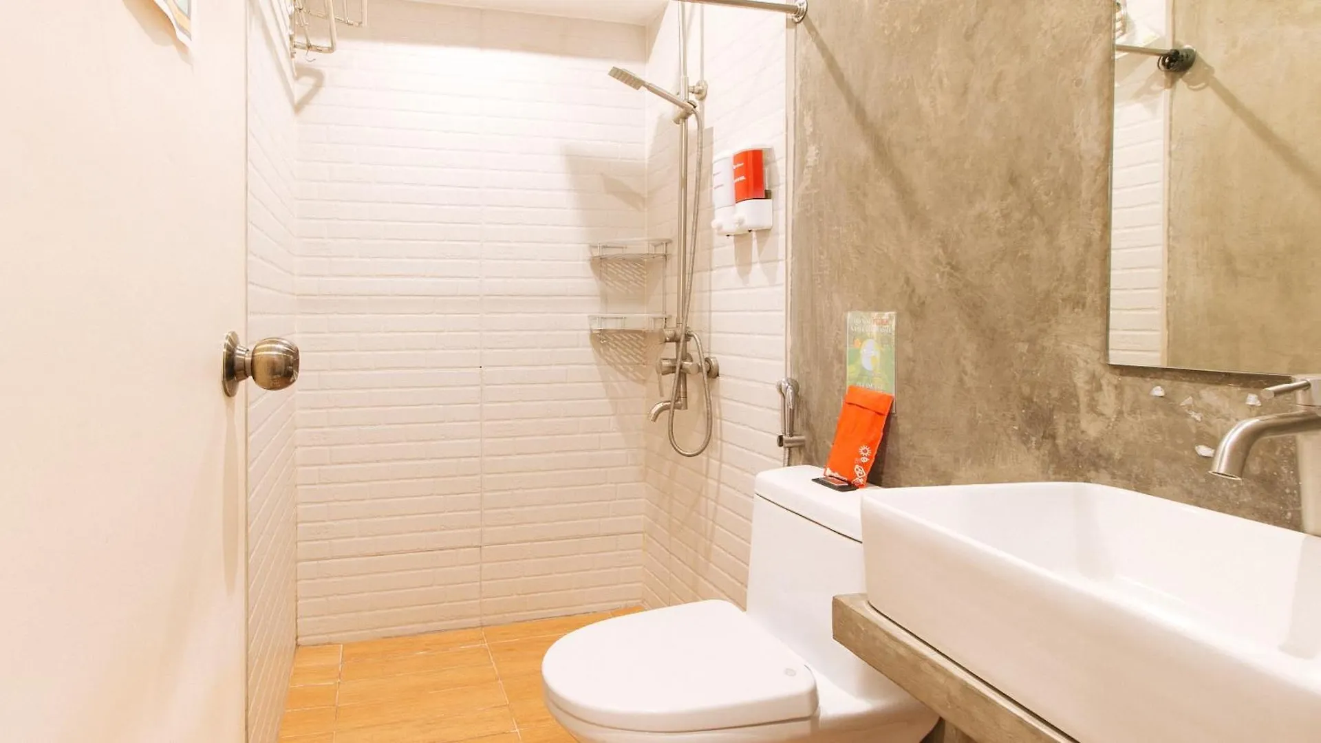 Hotel Reddoorz Plus @ Boni Avenue Mandaluyong