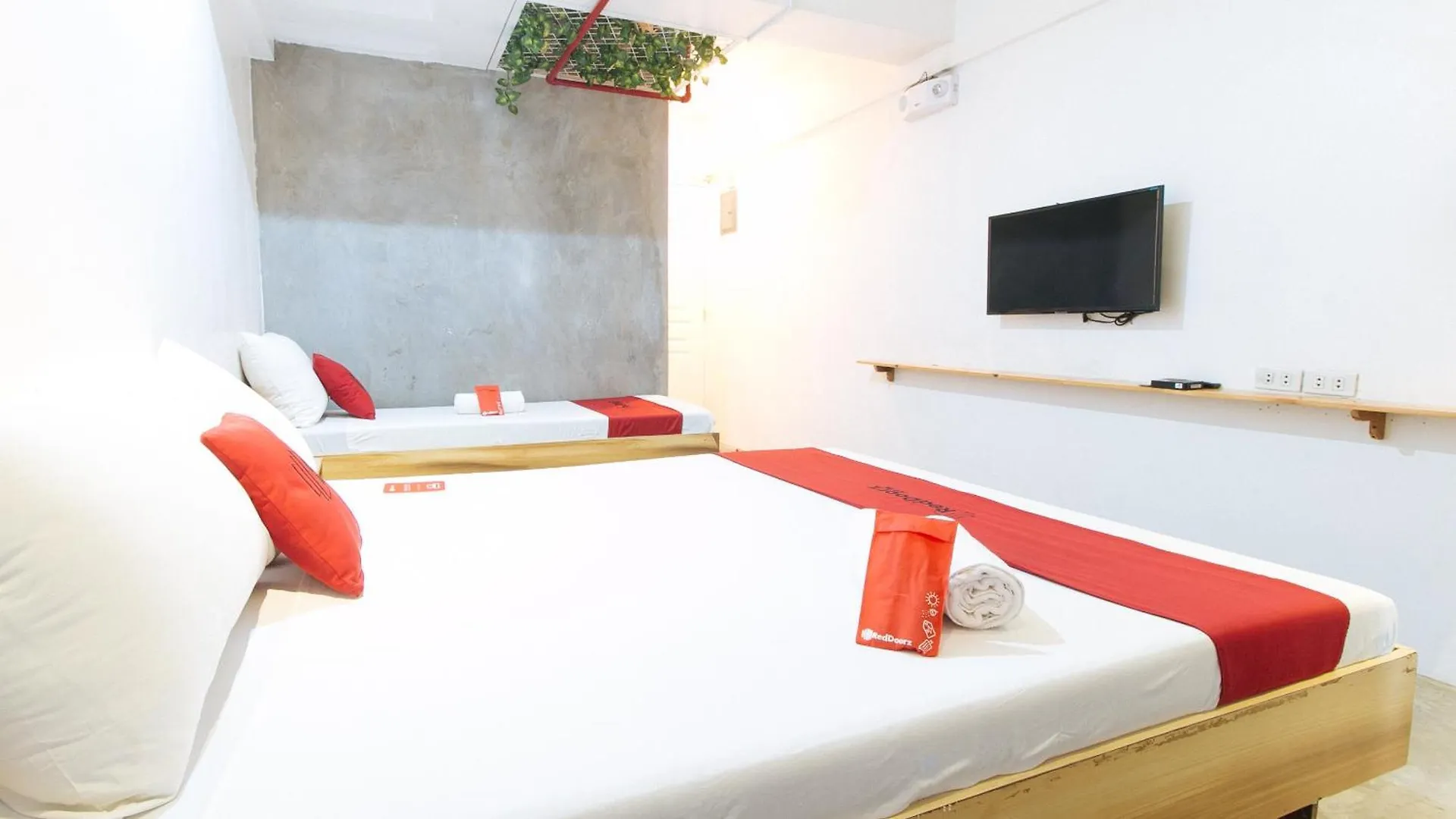 Reddoorz Plus @ Boni Avenue Mandaluyong 3*,  Philippines