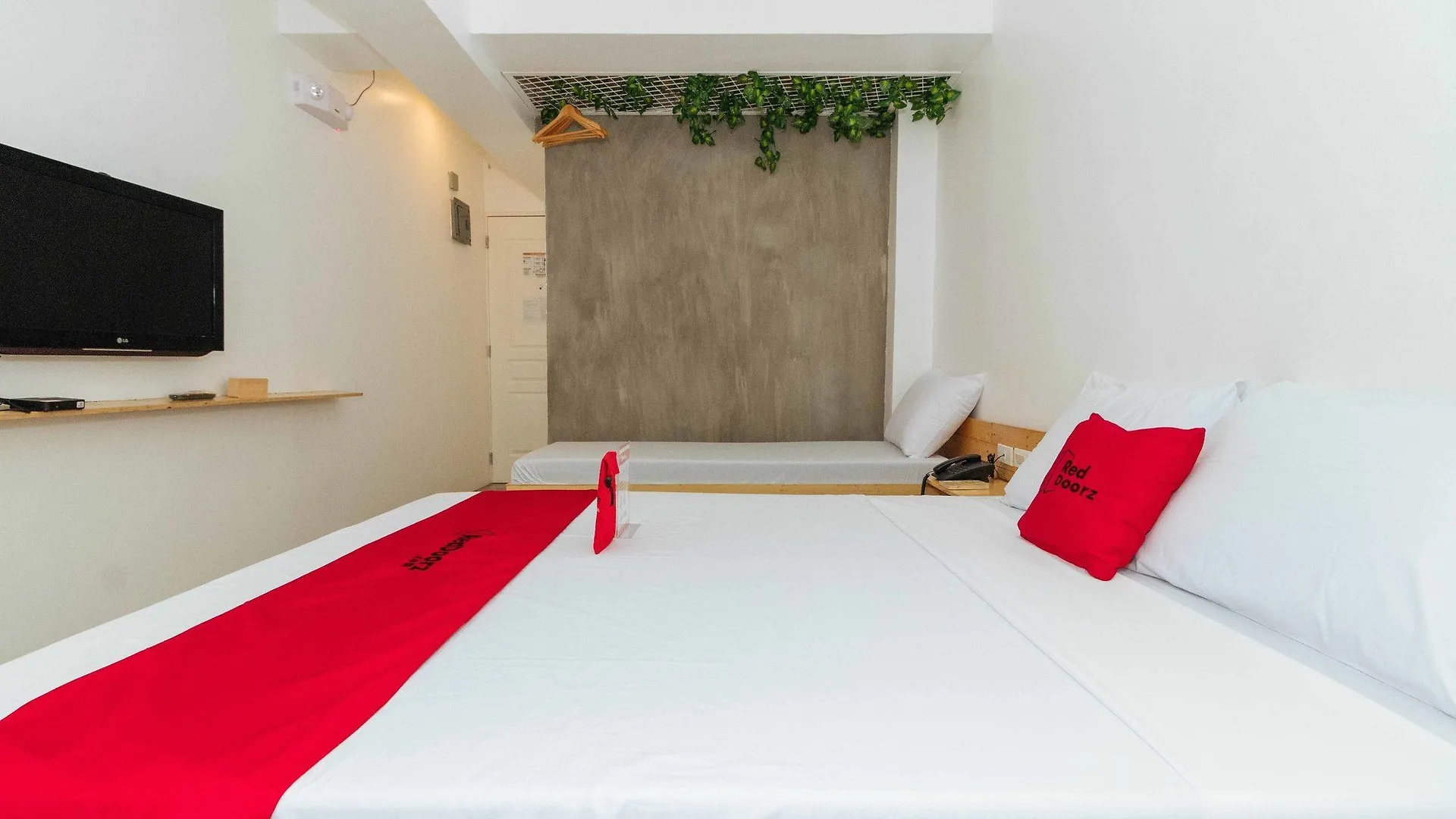 Reddoorz Plus @ Boni Avenue Mandaluyong 3*,