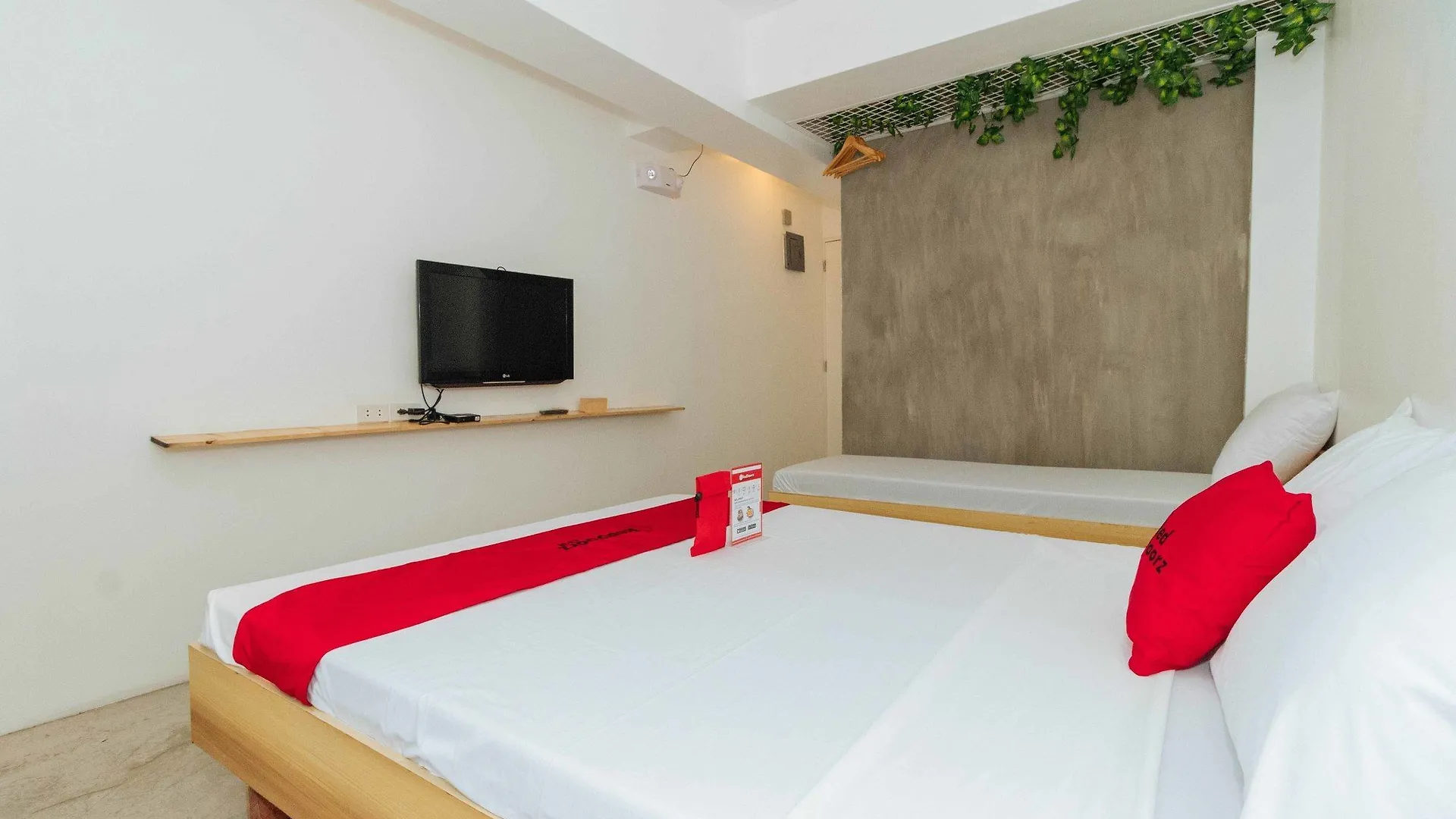 Reddoorz Plus @ Boni Avenue Mandaluyong 3*,
